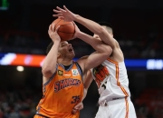 开云体育官方网站-上海大鲨鱼队客场打败对手，稳固前四名位置的简单介绍