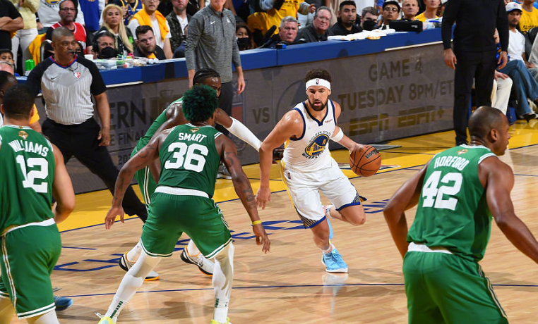 凯尔特人鏖战勇士B队,萨姆·米切尔爆发神勇 凯尔特人鏖战勇士B队,萨姆·米切尔爆发神勇