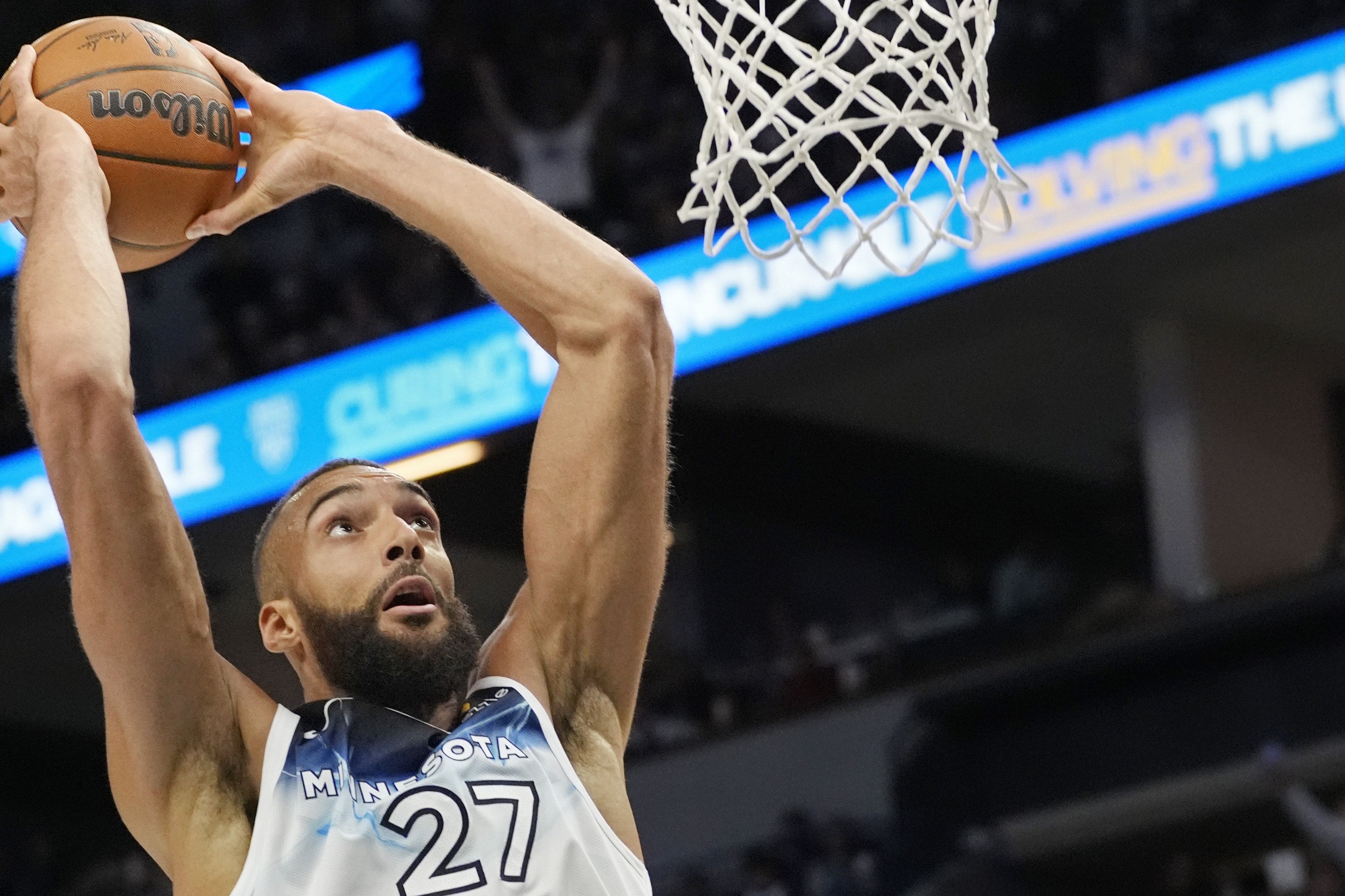 爵士翻盘西班牙男篮,戈贝尔关键制胜的简单介绍 爵士翻盘西班牙男篮,戈贝尔关键制胜的简单介绍