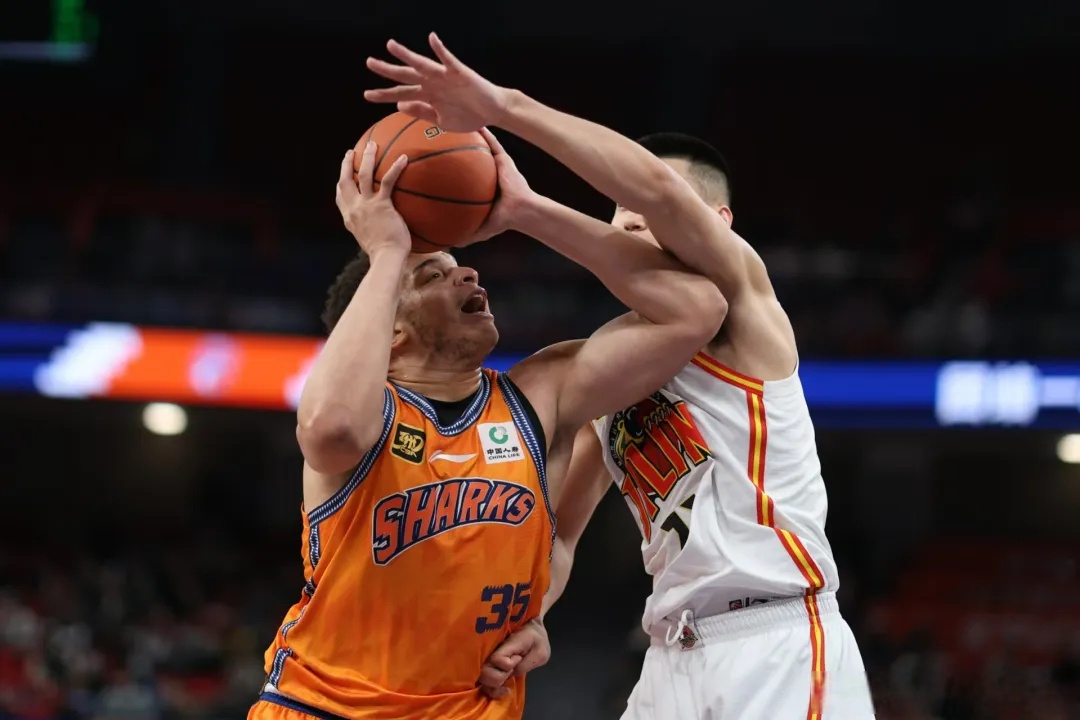 上海大鲨鱼队客场打败对手,稳固前四名位置的简单介绍 上海大鲨鱼队客场打败对手,稳固前四名位置的简单介绍