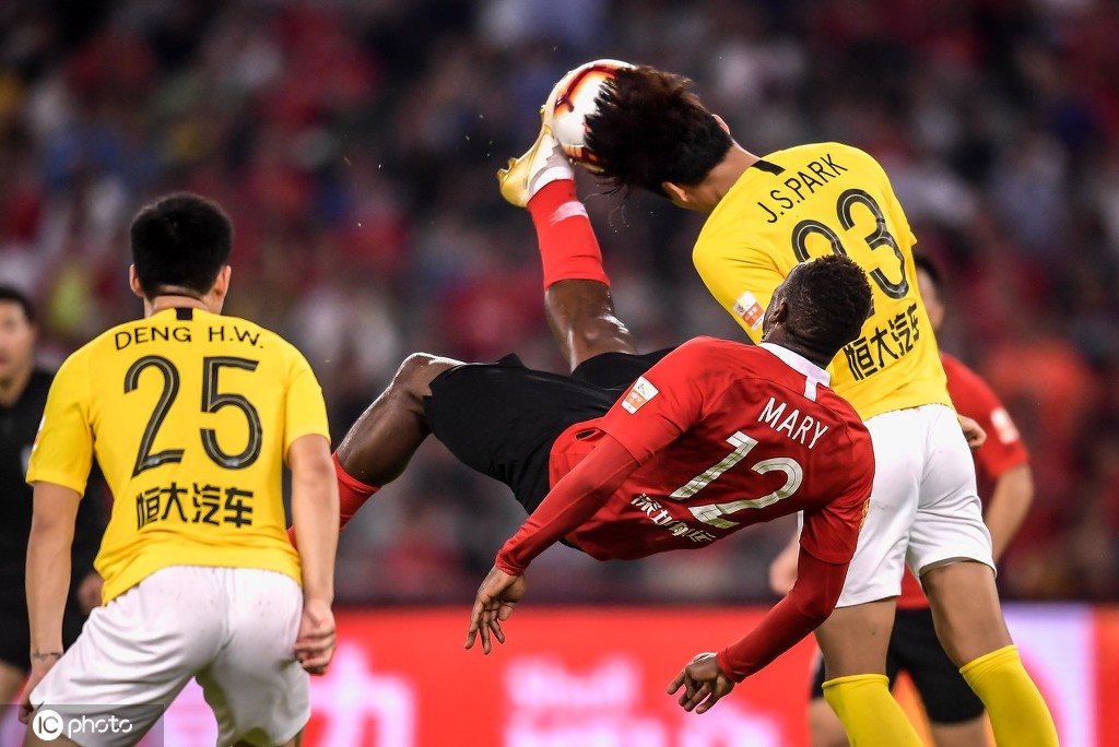 精彩瞬间!球员倒钩进球引爆全场 精彩瞬间!球员倒钩进球引爆全场