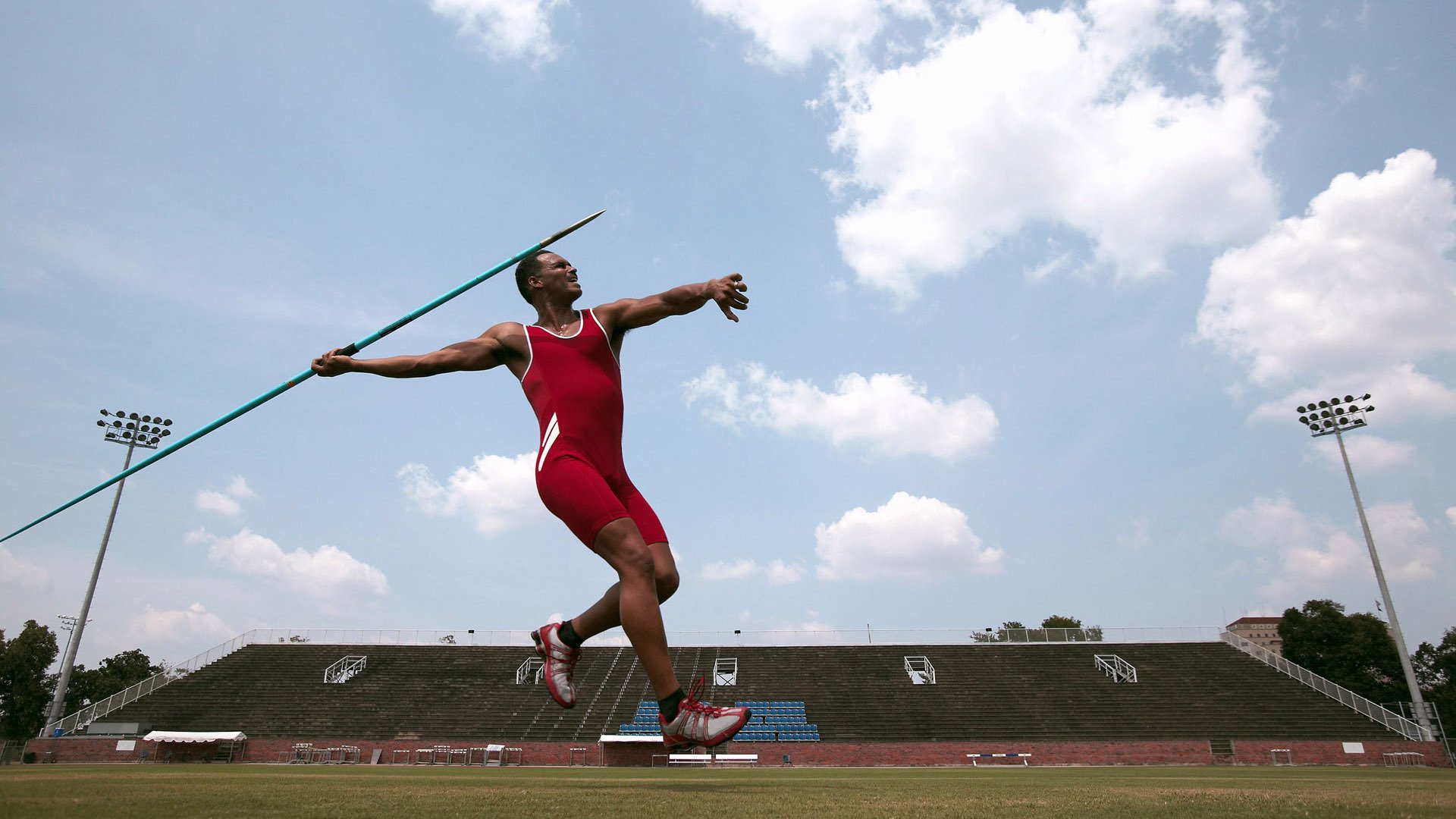 威廉姆斯引擎轰鸣，周冠宇统治全场，一场定义F1未来的碾压式胜利